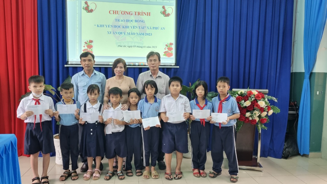 Xã Phú An Trao học bổng 'Khuyến Học Khuyến Tài ' cho học sinh