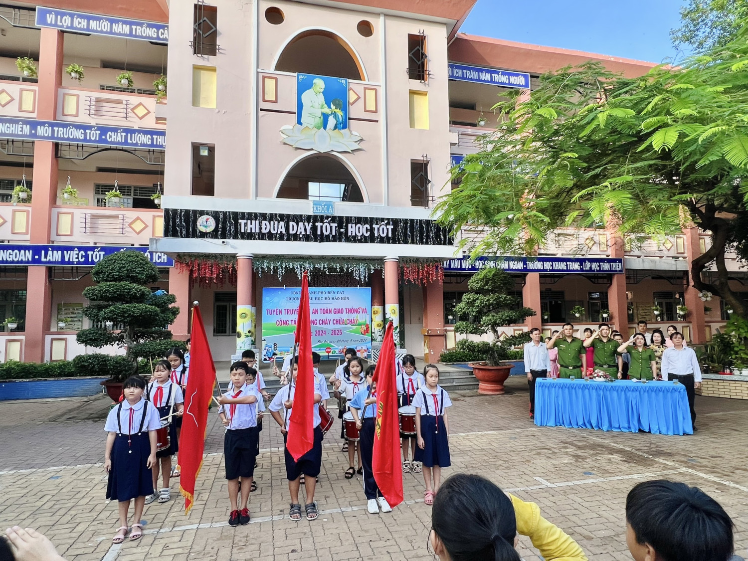 SINH HOẠT AN TOÀN GIAO THÔNG VÀ TRAO TẶNG NÓN BẢO HIỂM